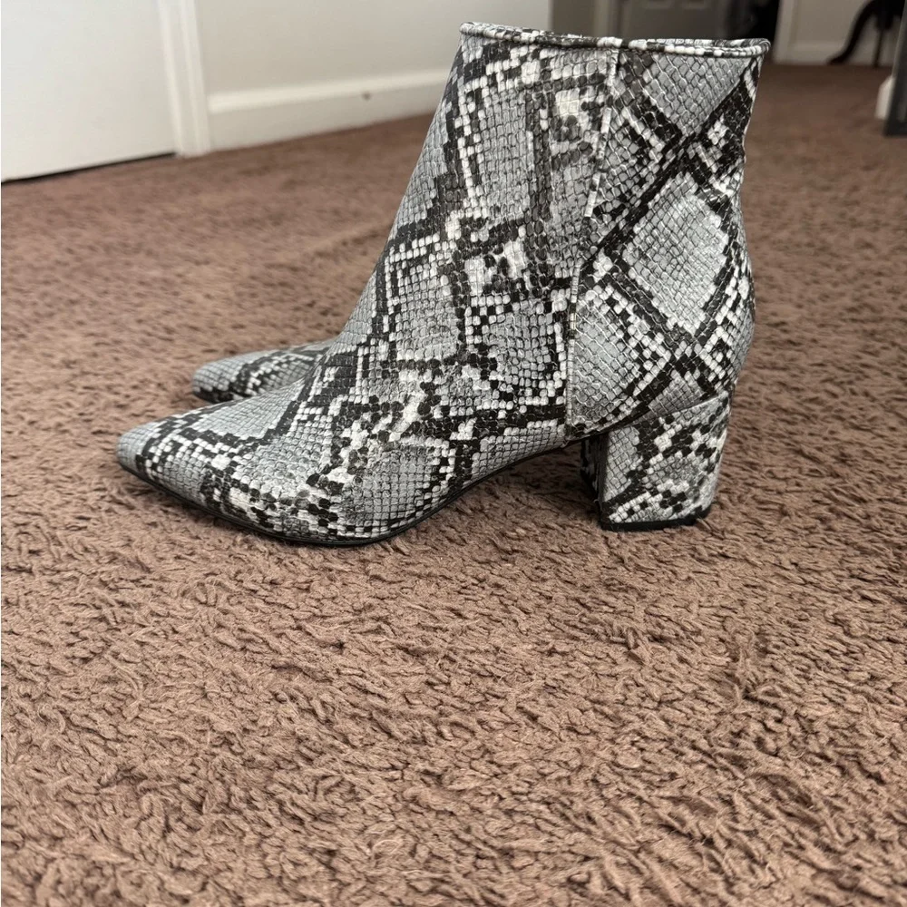 Steve Madden Banner Snakeskin Boots Booties Block Heel 2.5 Inches 8.5 NEW - Picture 10 of 10
